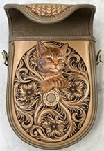 「仔猫のカービングポシェット」